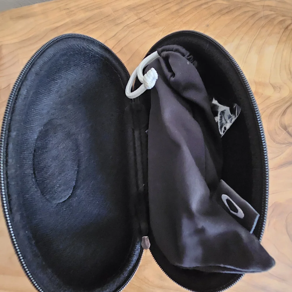 Oakley Glasses With Case - Picture 4 of 6